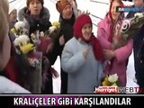 BABUŞKALARI YÜZLERCE KİŞİ KARŞILADI