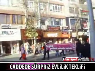 KIZ ARKADAŞINA ÖYLE BİR EVLENME TEKLİFİ ETTİ Kİ