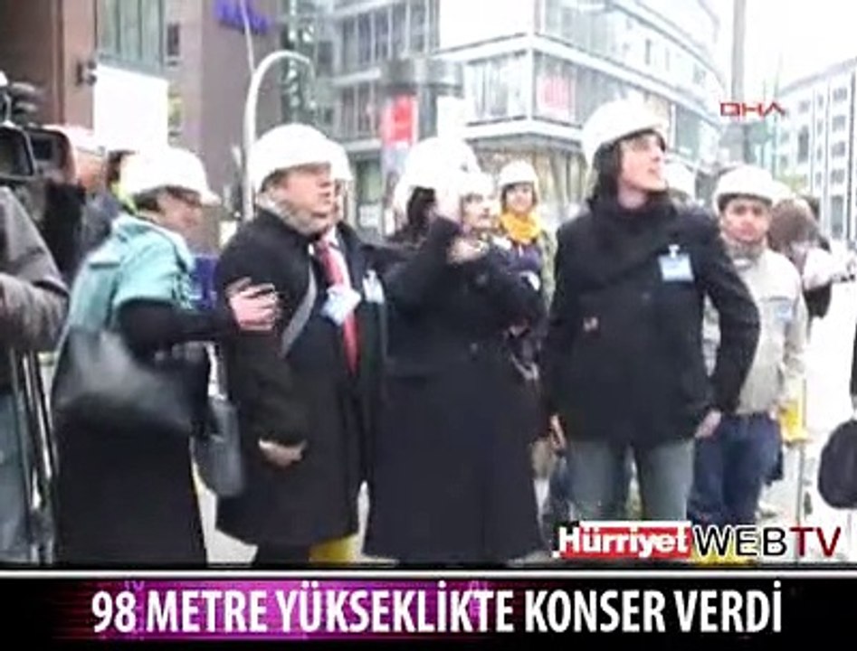 PİYANOSUNU VİNÇLE TAŞIDILAR