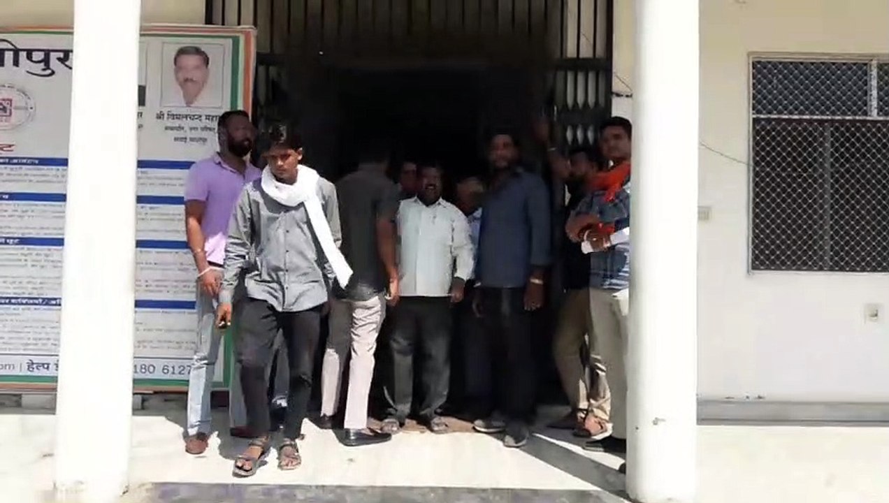 मांगों को लेकर कांग्रेस पार्षद हुए लामबंद, नगरपरिषद गेट पर जड़ा ताला..पढि़ए पूरी खबर