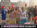 27 BiN KİŞİ KENDİNİ SOĞUK SULARA ATTI