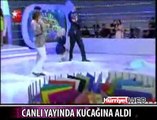 CANLI YAYINDA KUCAKLADI