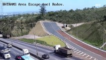 Caminhão usa a área de escape do Anel Rodoviário nesta segunda-feira