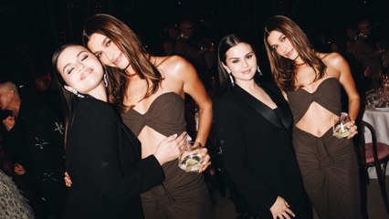 Скачать видео: Selena Gomez And Hailey Bieber Pose Together For First Time