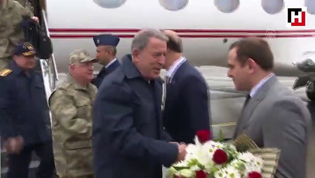 Bakan Akar, Suriye sınırının sıfır noktasındaki birliklerde inceleme ve denetlemelerde bulundu