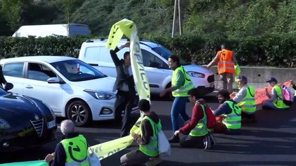 Gli attivisti bloccano il Gra, l'esasperazione degli automobilisti: urla e cartelli strappati