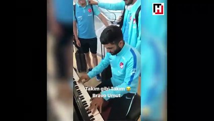 Milli takım oyuncusu Umut Bozok'tan piyano resitali
