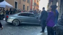 L'arrivo di Berlusconi alla sede di Fdi per incontrare Meloni