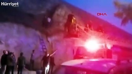 Ortalığı karıştıran iddia: Türk bayrağını indirmeye kalkışan kişiyi, linçten polis kurtardı