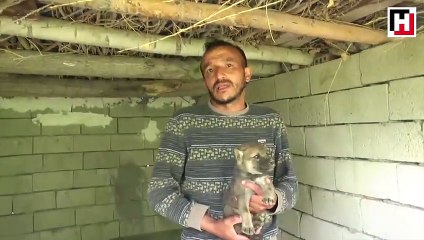 Elindeki yavru kurtla insanlık dersi veren adam