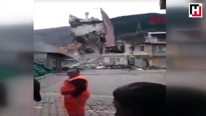 Yıkımı yapılan bina iş makinesinin üzerine çöktü