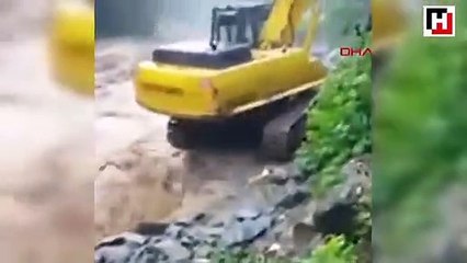 İş makinesi sel sularında böyle sürüklendi