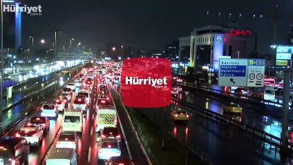 İstanbul'da trafik adeta kilitlendi