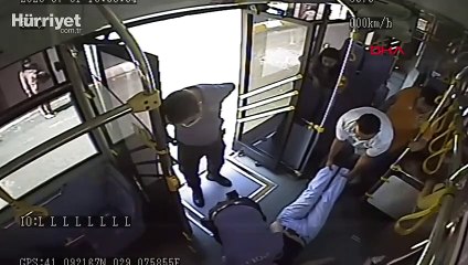 Polisin kalp krizi geçiren yolcuyu kurtarma çabası kamerada