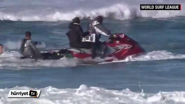 Sörfçü Mick Fanning'e köpek balığı saldırdı