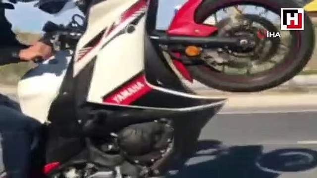 Motosikletli maganda tek tekerlek üzerindeyken polise yakalandı