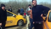 Sınırı geçmek isteyen mülteciler taksicilerle tartıştı