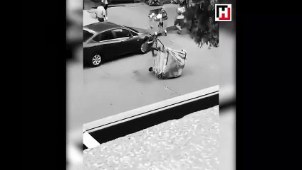 Kağıt toplayıcısı kızın yardımına simitçi koştu
