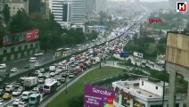 İstanbul'da şiddetli yağmur yüzünden trafik durma noktasına geldi