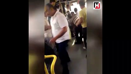 Metrobüste dehşet anları kamerada! Silahını çekti ve…