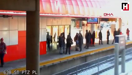 Yaşlı kadını raylara itti