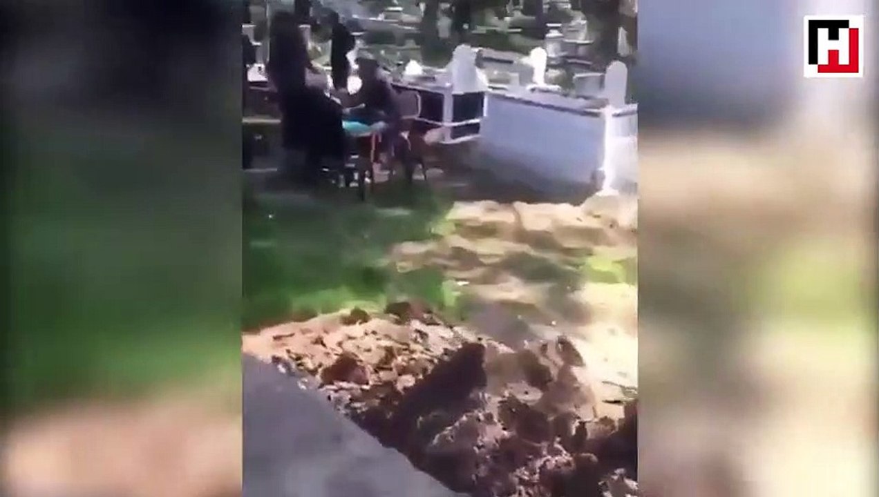 Mezarlıkta mangal yakıp, piknik yaptılar