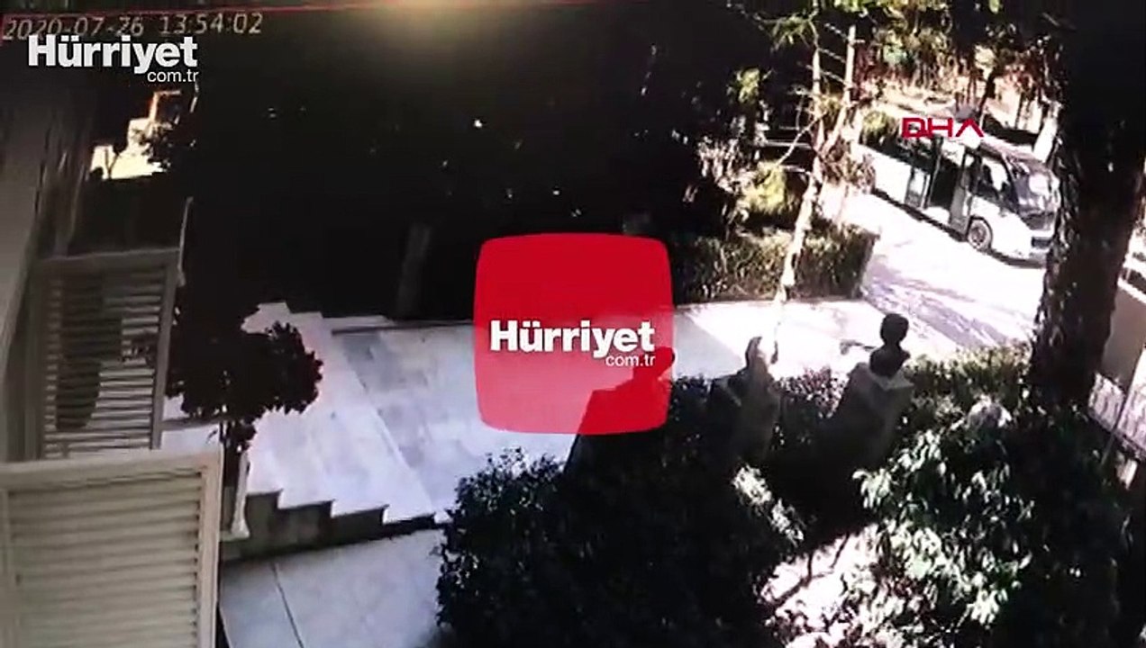 Kadıköy'deki otobüs kazası kamerada