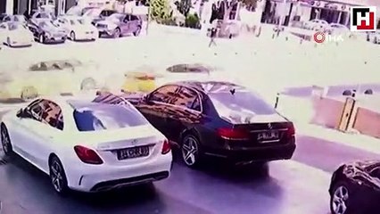 Kadıköy'de lüks araç motosikletliye çarpıp kaldırıma çıktı