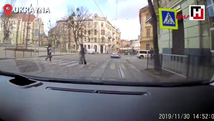 Yaya geçidinde sebepsizce kadına yumruk attı