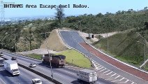 Caminhão para em área de escape do Anel Rodoviário