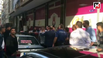 Yolda yürüyen kadını videoya alan şahsa linç girişimi