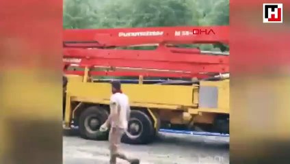 Trabzon'da sel 2 aracı yuttu