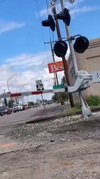 Un énorme camion se retrouve coincé sur la voie ferrée...