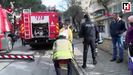 Kadıköy'de yangında mahsur kalan 2 kadını itfaiye kurtardı