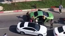 Mersin'de trafikte tartıştığı 3 kadını sopayla döven bir kişi, cep telefonuyla görüntülendi