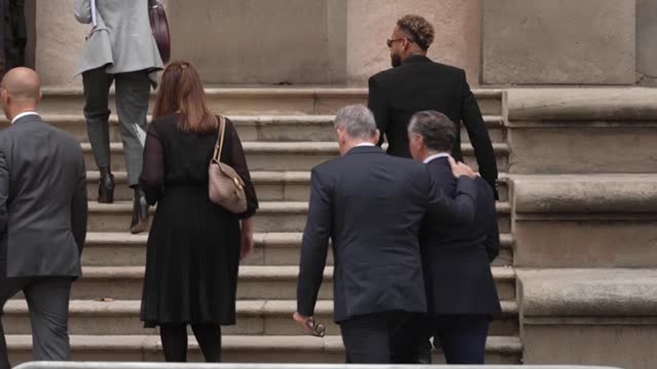 PSG-Star Neymar erscheint vor Gericht in Barcelona