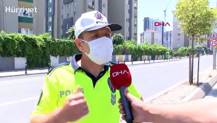 Pendik'te tıkanan rögarı eliyle açan polis, o anları anlattı