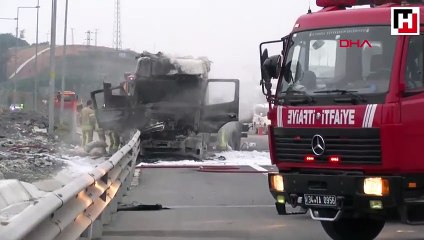 Kaza yapan TIR'lardan biri alev alev yandı