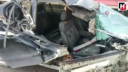 Kocaeli'de otomobil park halindeki tıra çarptı