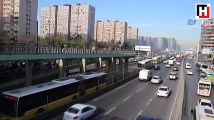 Yenibosna'da metrelerce metrobüs kuyruğu oluştu