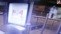 Kadıköy'de metrobüs durağında kapkaç anı kamerada