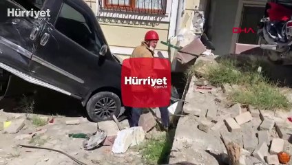 Sancaktepe'de yokuş aşağı kayan TIR 4 araca ve eve çarptı