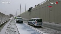 Kar yağışı nedeniyle kayganlaşan yolda karşı şeride geçerek köprü bariyerlerinde asılı kaldı