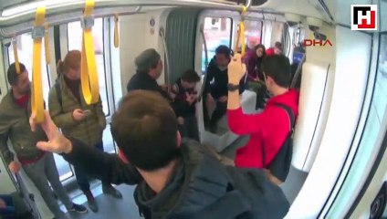 Tramvay yolcuları, farkındalık deneyinde çocuklara sahip çıktı