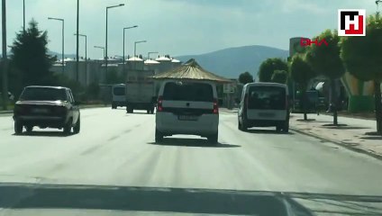 Trafikte seyreden 'şemsiye'li araç dikkat çekti