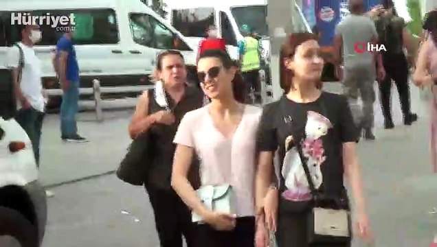 Sosyal mesafeyi hiçe saydılar, maskeyi kimisi kafasına, kimisi de bileğine taktı