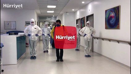 Koronavirüs tedavisi gören kişi "Penguen dansı"yla taburcu edildi