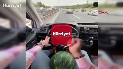 Araç sürerken karpuz yiyen maganda kamerada