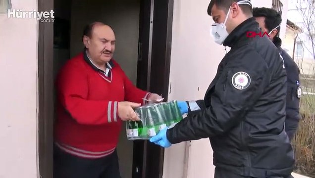 Yaşlının maden suyu isteğini polis karşıladı