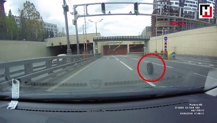 Otoyolda kopan tekeri böyle yakalamaya çalıştı